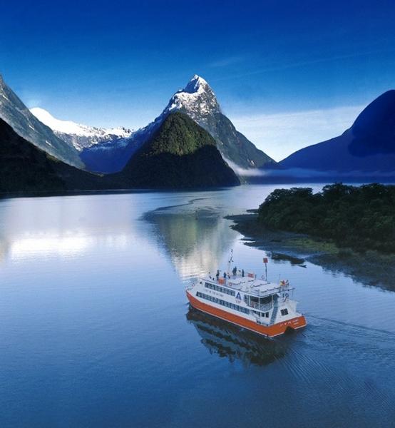 Sinbad Valley to the left of iconic Mitre Peak, Milford Sound.